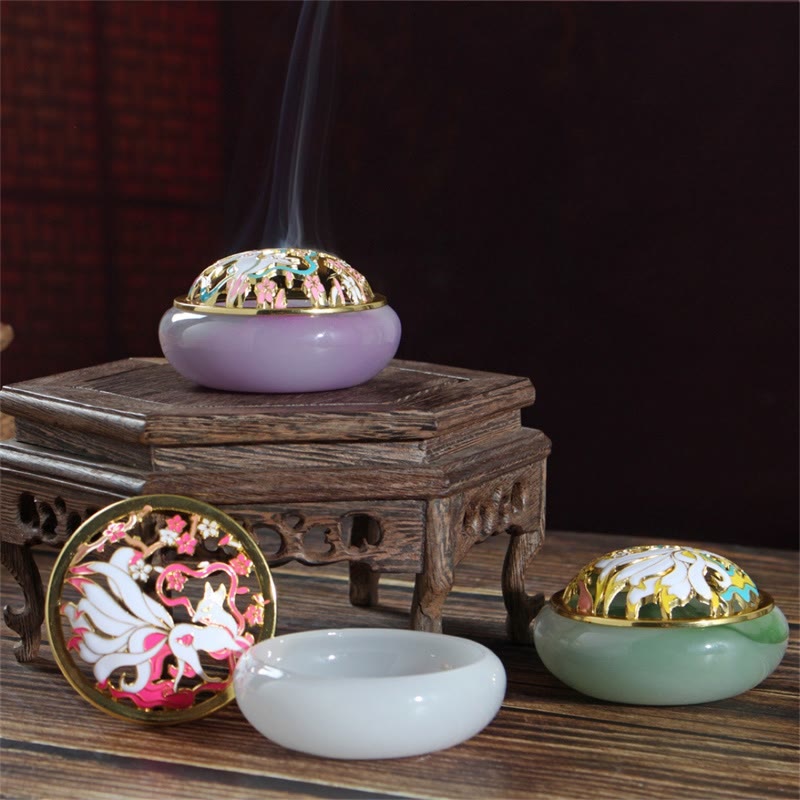 Nine-Tailed Fox Liuli Crystal Incense Burner - Three color variants on wood with smoke, liuli incense burner Image principale du produit