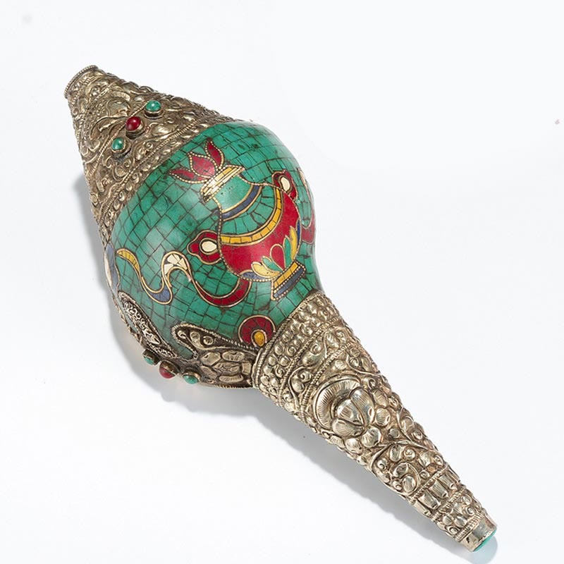 Double Dorje Shankha Conch – candle flame reflection on polished dorje surface, fire ritual ambiance