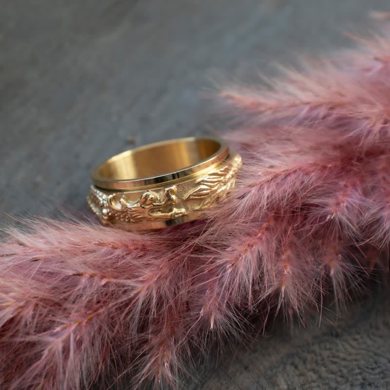 Dragon Titanium Steel Ring – Gold spinner with pampas grass detail, serene