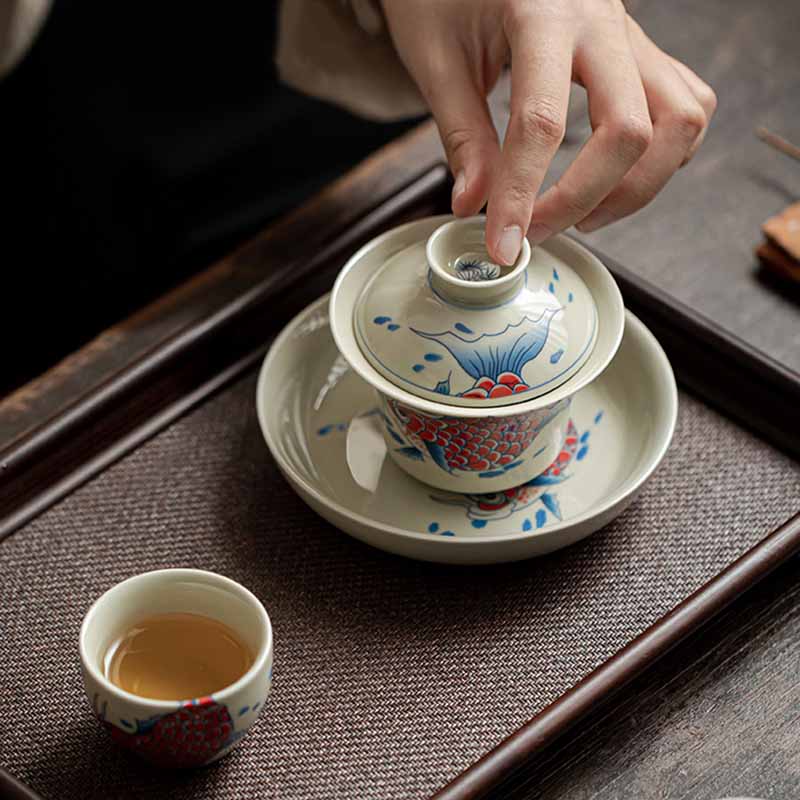 Koi Sancai Cup – base close-up showing foot ring and kiln mark, gaiwan base