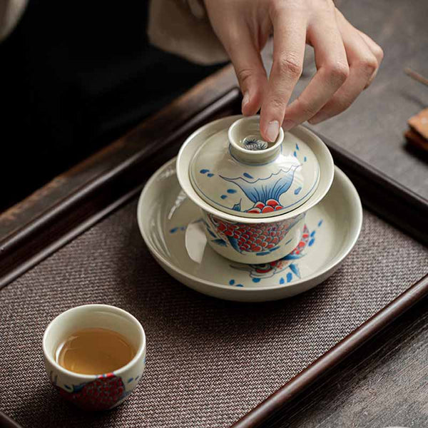 Koi Sancai Cup – base close-up showing foot ring and kiln mark, gaiwan base