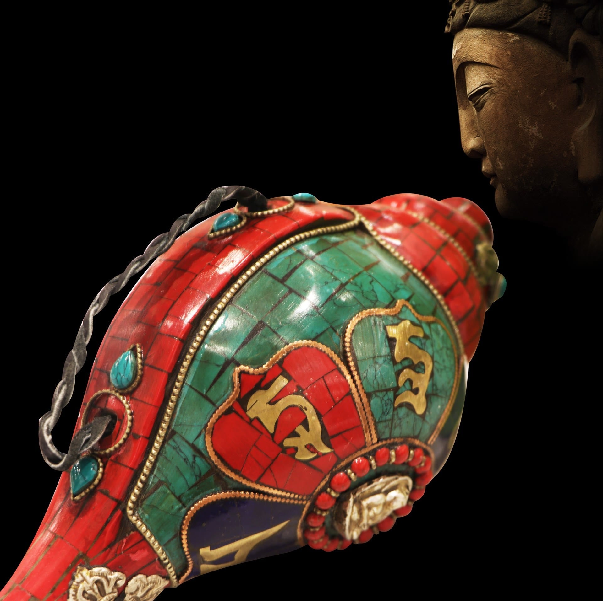 Shankha Om Mani Conch – Buddha relief carving detail with gold patina highlights, sacred Shankha horn