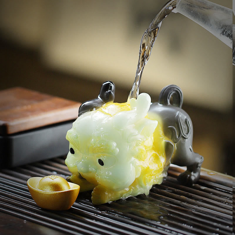 Color Changing PiXiu Tea Pet – Water poured over color-changing PiXiu with gold ingot