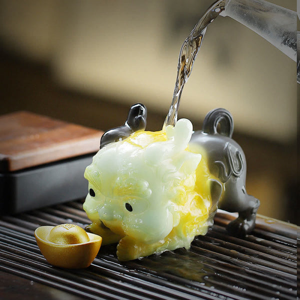 Color Changing PiXiu Tea Pet – Water poured over color-changing PiXiu with gold ingot