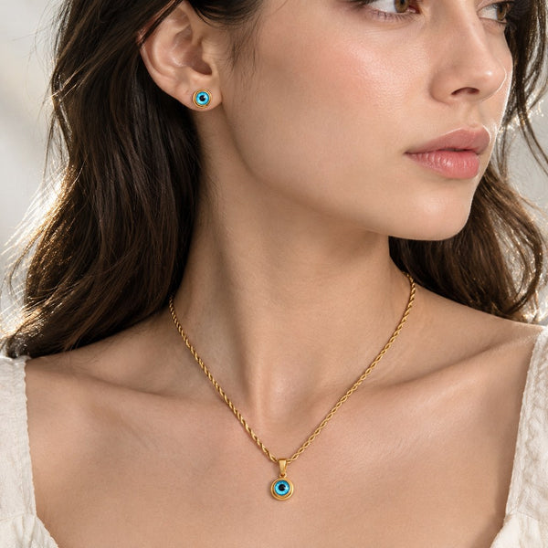 Gold Blue Evil Eye Jewelry Set – Close-up of the blue eye pendant and gold twist chain at the neck