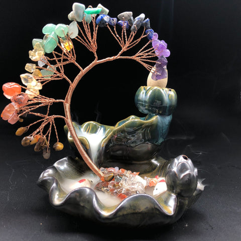 Crystal Tree Incense Burner – copper-wire tree with chakra crystals on lotus base, backflow smoke, black background, Feng Shui decor Imagen principal del producto