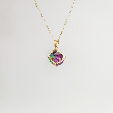 Collar con colgante de virutas de piedras preciosas naturales coloridas — Cristal bohemio con borde dorado Imagen secundaria del producto